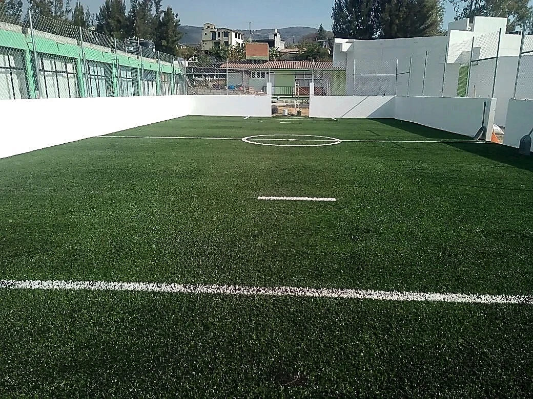 Cancha de fútbol 5 con pasto sintético en Escuela Primaria Benito Juárez, Zumpahuacán, Estado de México: líneas insertadas en el pasto sintético