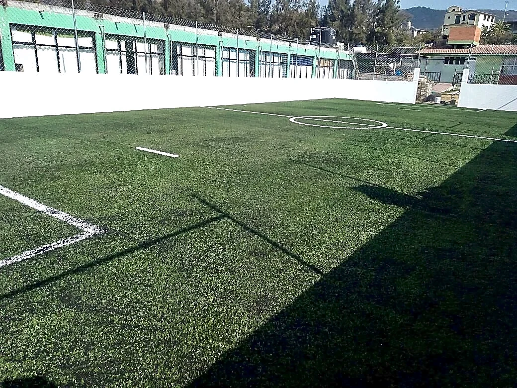 Cancha de fútbol 5 con pasto sintético en Escuela Primaria Benito Juárez, Zumpahuacán, Estado de México: otra vista de la cancha