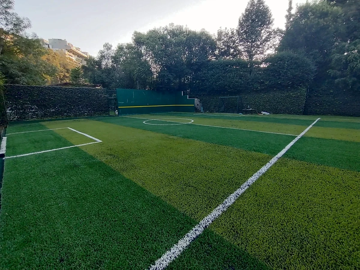 Cancha de fútbol 5 con pasto sintético en Naucalpan, Estado de México: líneas insertadas en el pasto sintético