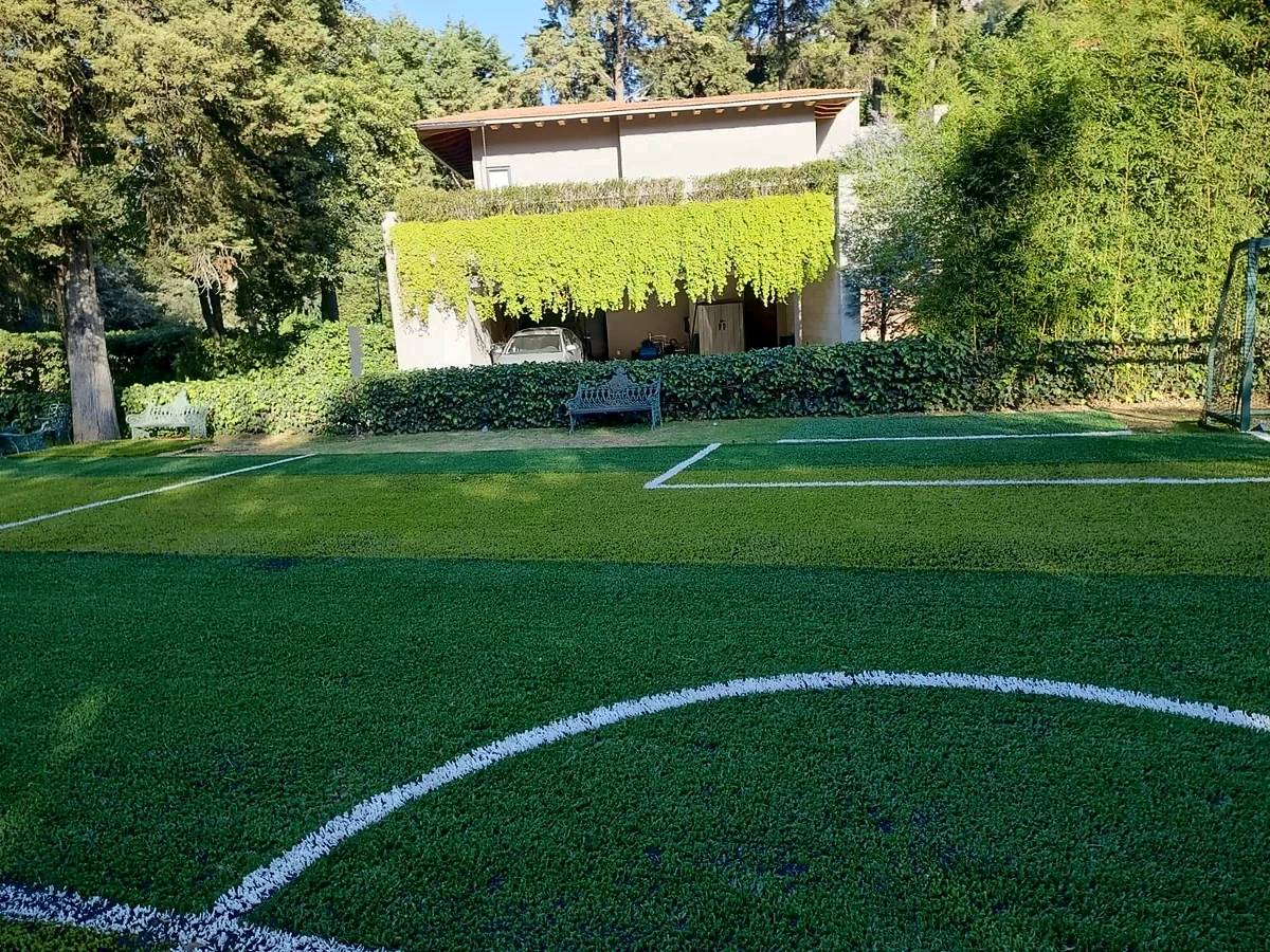 Cancha de fútbol 5 con pasto sintético en Naucalpan, Estado de México: pasto sintético deportivo recién cepillado