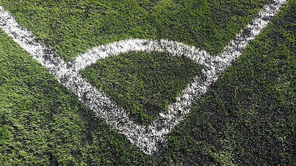 Cancha de fútbol 7 con pasto sintético en Alsea, Cuautitlán Izcalli, Estado de México: la cancha desde la línea lateral