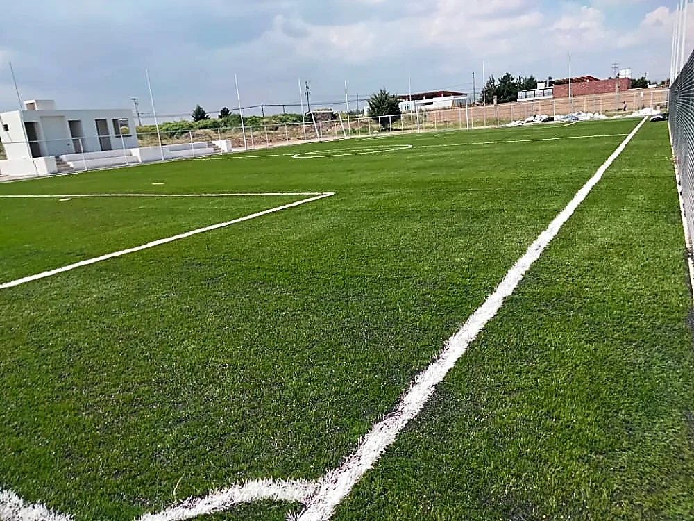 Cancha de fútbol 7 con pasto sintético en Calimaya, Estado de México: líneas de juego insertadas en el mismo pasto