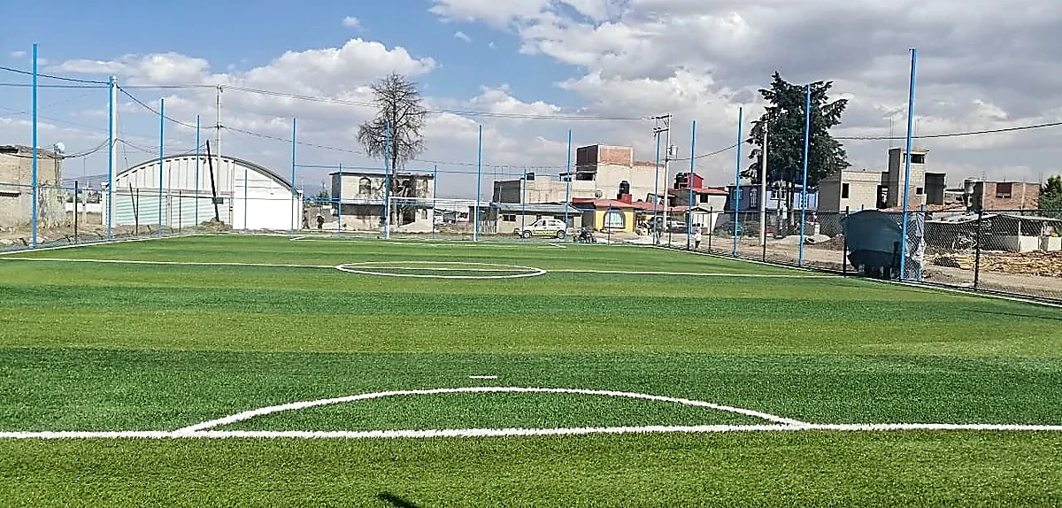 Cancha de fútbol 7 con pasto sintético en Campo Deportivo San Pablo Autopan, San Pablo Autopan (Toluca), Estado de México: líneas de juego insertadas en el mismo pasto