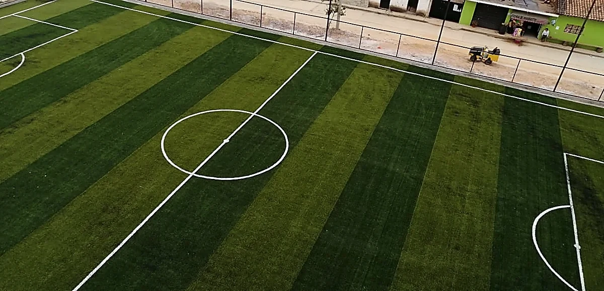 Cancha de fútbol 7 con pasto sintético en Cañadas de Nanchititla, Estado de México: la cancha desde la línea lateral
