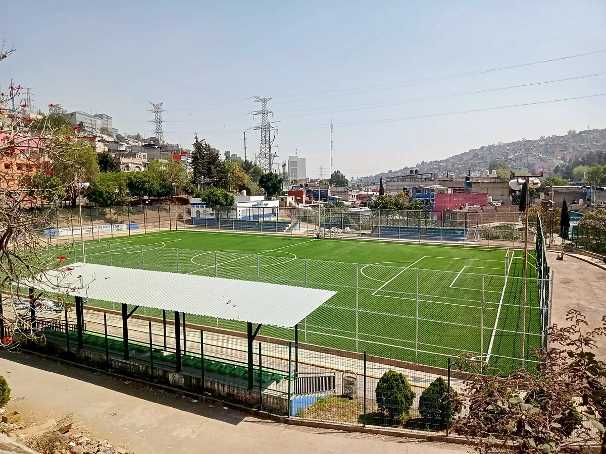 Cancha de fútbol 7 con pasto sintético en Cancha Deportivo la Curva, Naucalpan, Estado de México: la cancha desde la línea lateral
