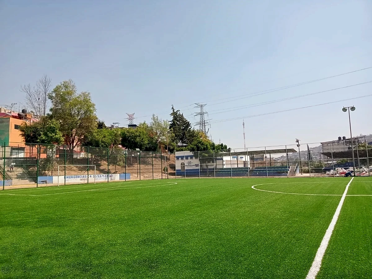Cancha de fútbol 7 con pasto sintético en Cancha Deportivo la Curva, Naucalpan, Estado de México: otra vista de la cancha de fútbol 7