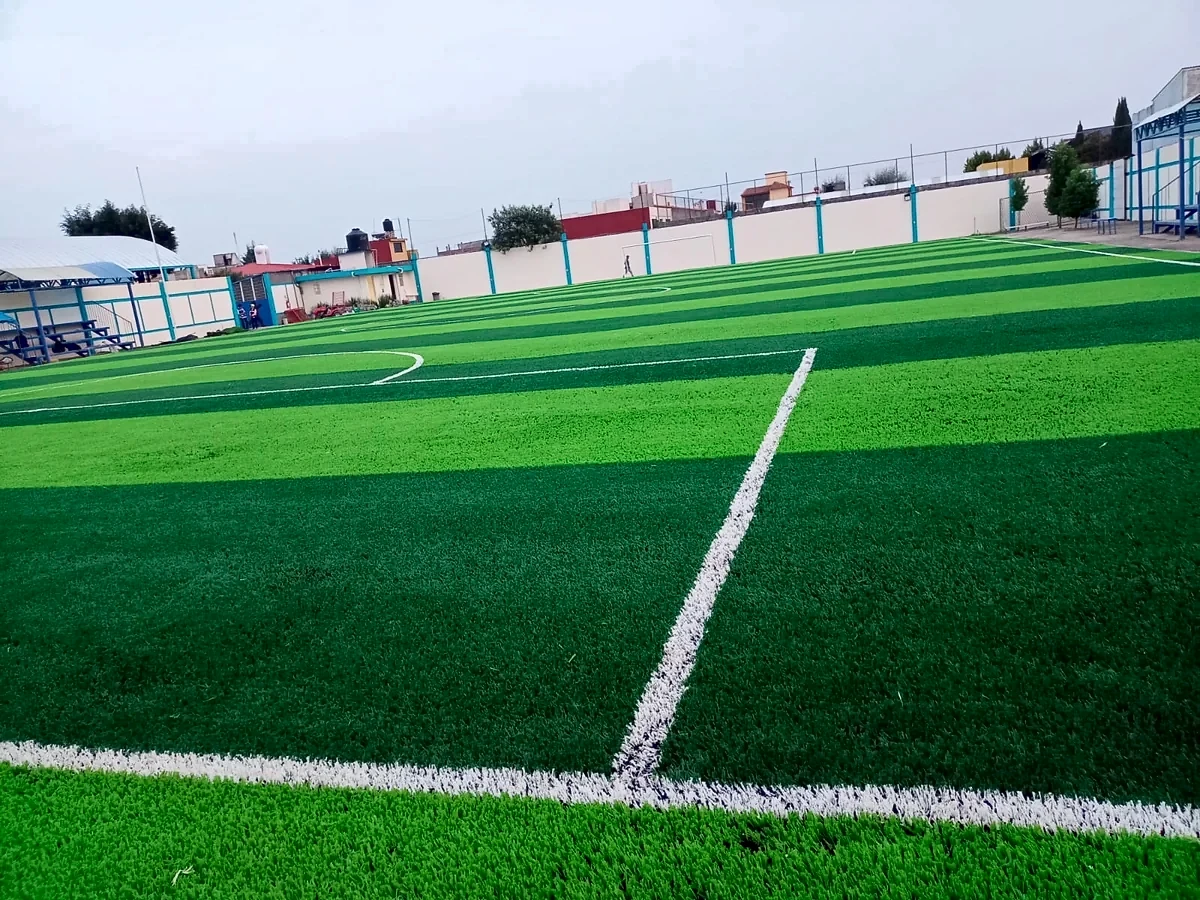 Cancha de fútbol 7 con pasto sintético en Cancha Husky 1, Metepec, Estado de México: la cancha desde la línea lateral