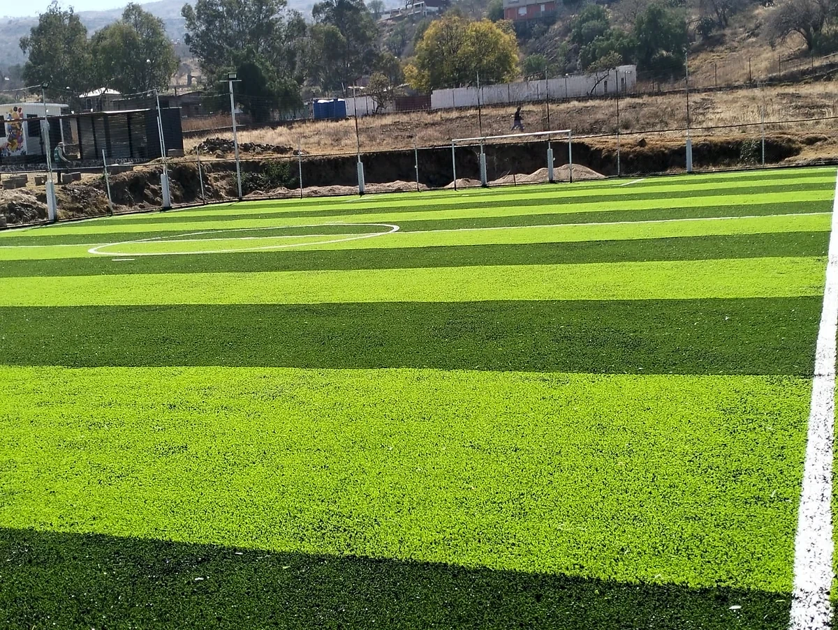 Cancha de fútbol 7 con pasto sintético en Chalco, Estado de México: líneas de juego insertadas en el mismo pasto
