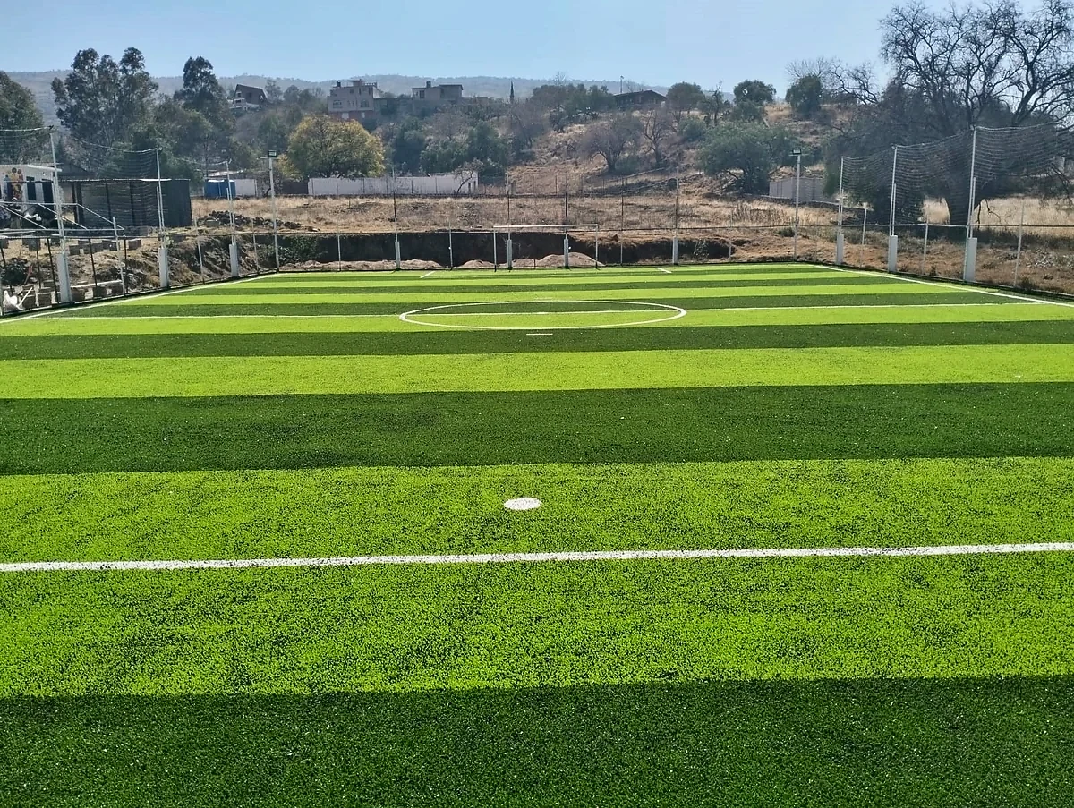 Cancha de fútbol 7 con pasto sintético en Chalco, Estado de México: la cancha desde la línea lateral