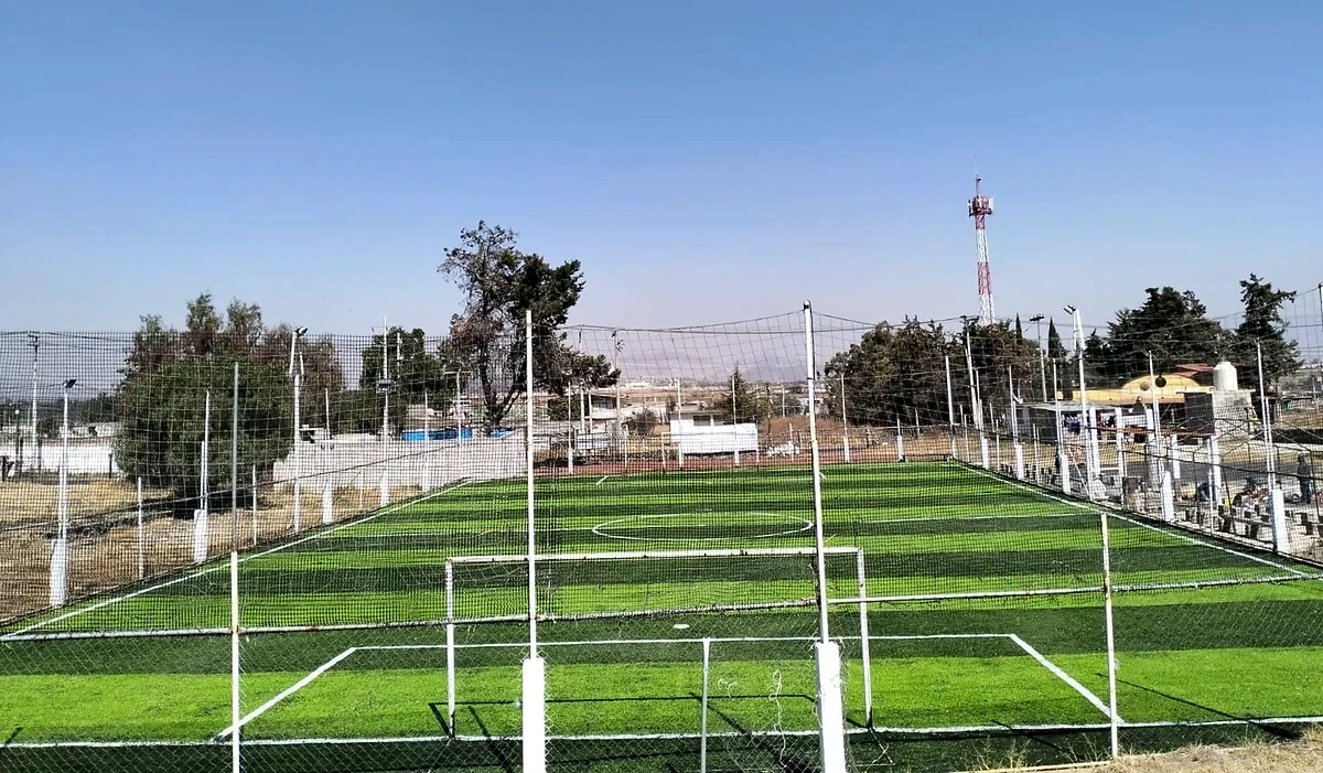 Cancha de fútbol 7 con pasto sintético en Chalco, Estado de México: pasto sintético deportivo recién cepillado