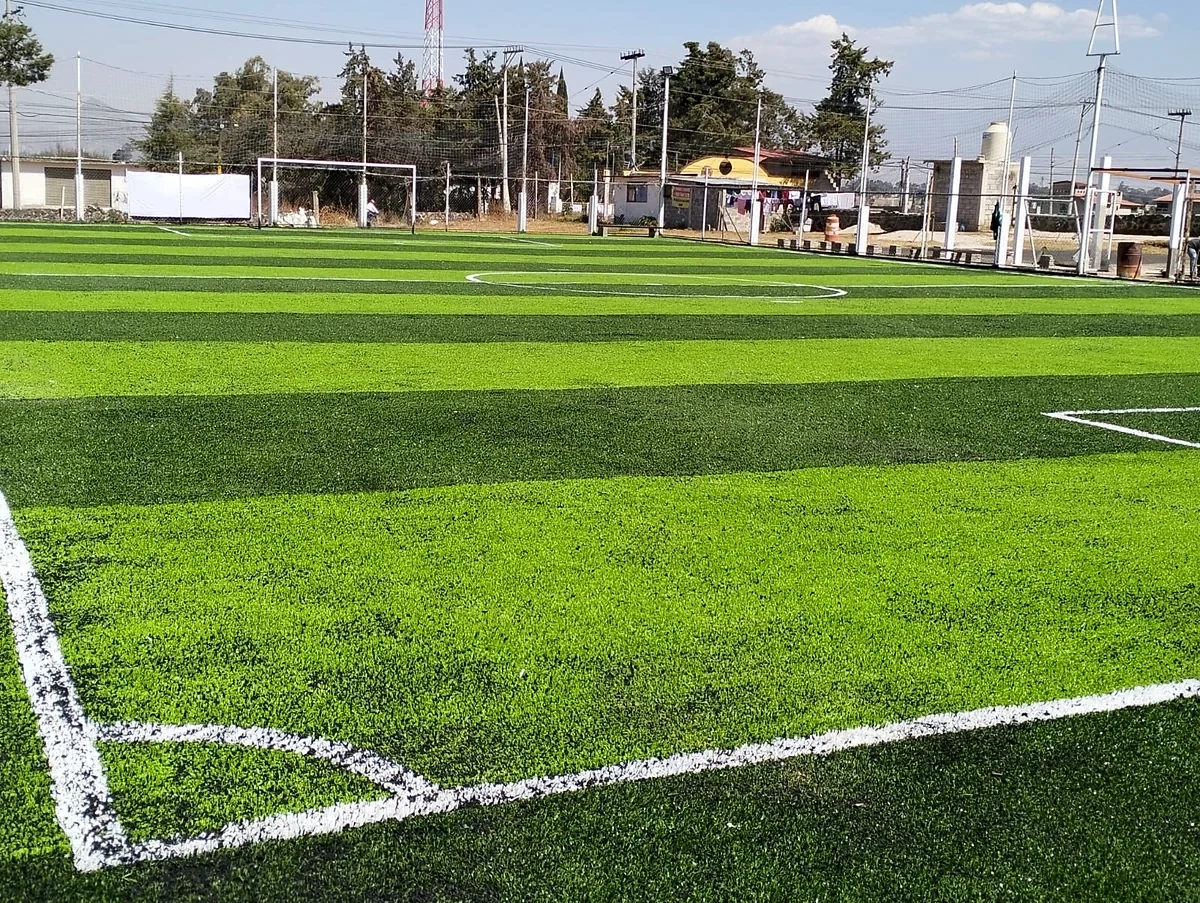 Detalle del pasto sintético de la cancha de fútbol 7 en Chalco, Estado de México
