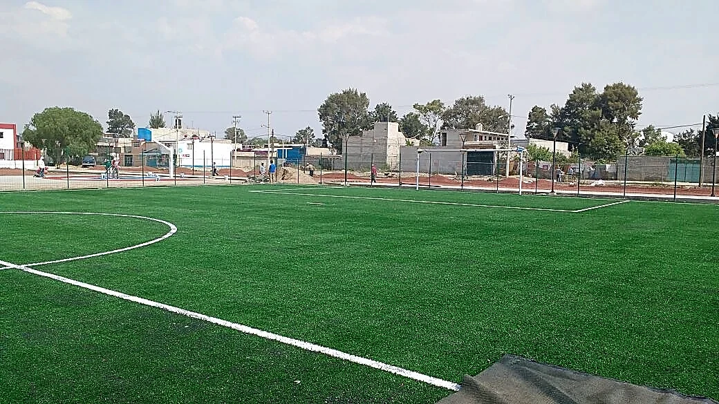 Cancha de fútbol 7 con pasto sintético en Chimalhuacán, Estado de México: la cancha desde la línea lateral