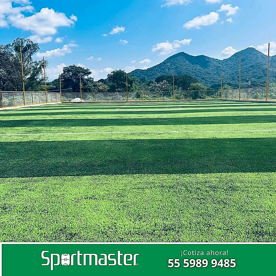 Cancha de fútbol 7 con pasto sintético en Deportivo Hermiltepec, Luvianos, Estado de México: líneas de juego insertadas en el mismo pasto