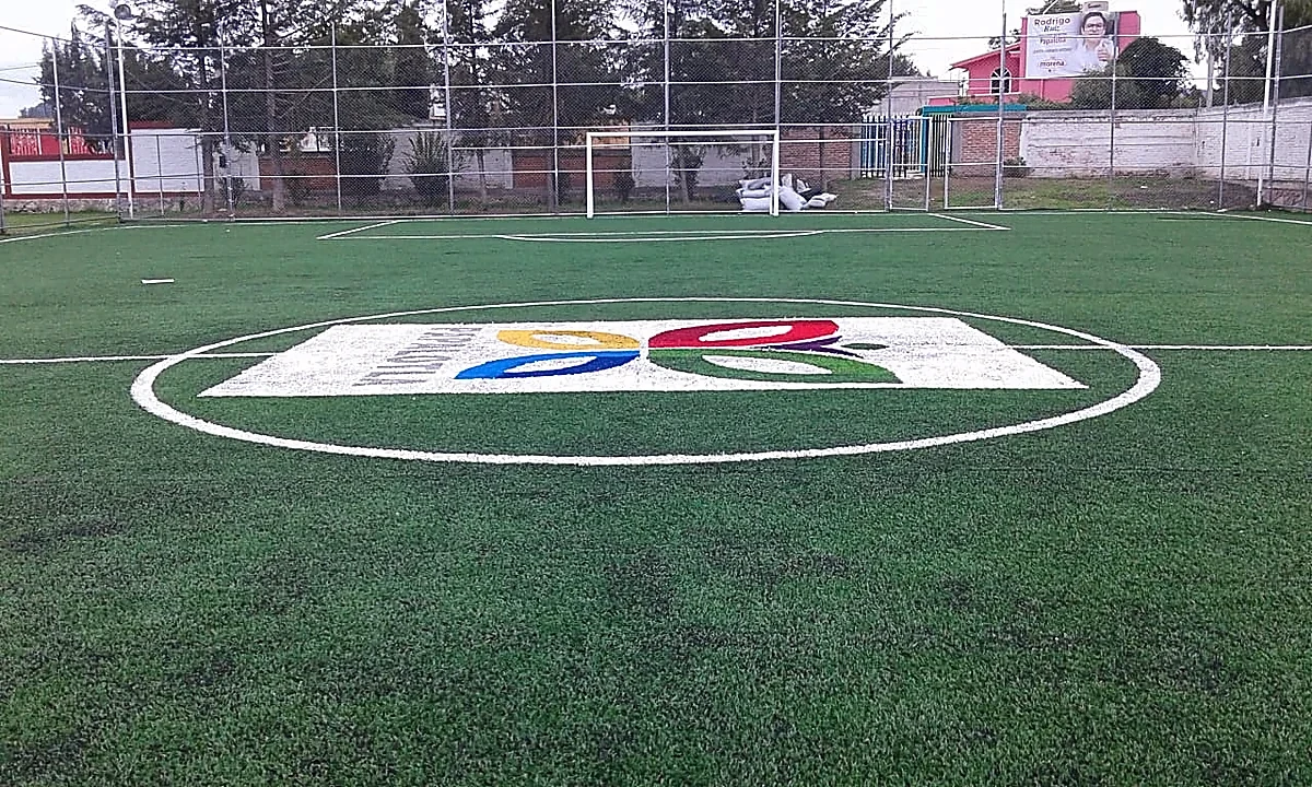 Cancha de fútbol 7 con pasto sintético en Deportivo Municipal Papalotla