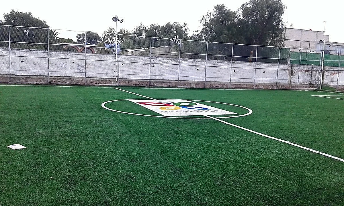 Cancha de fútbol 7 con pasto sintético en Deportivo Municipal Papalotla, Estado de México: pasto sintético deportivo recién cepillado