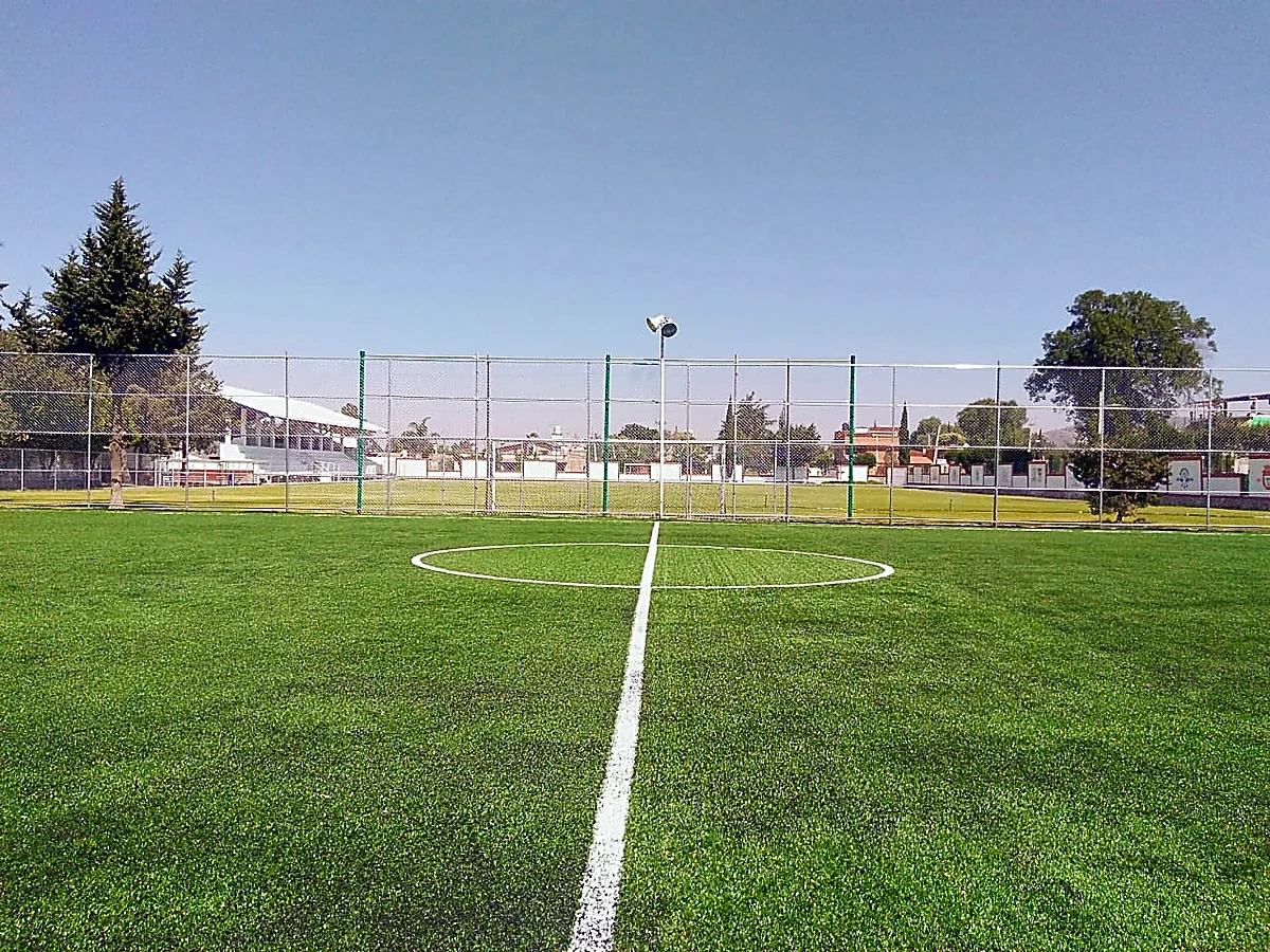 Cancha de fútbol 7 con pasto sintético en Deportivo Municipal Papalotla, Estado de México: vista de la cancha y su entorno