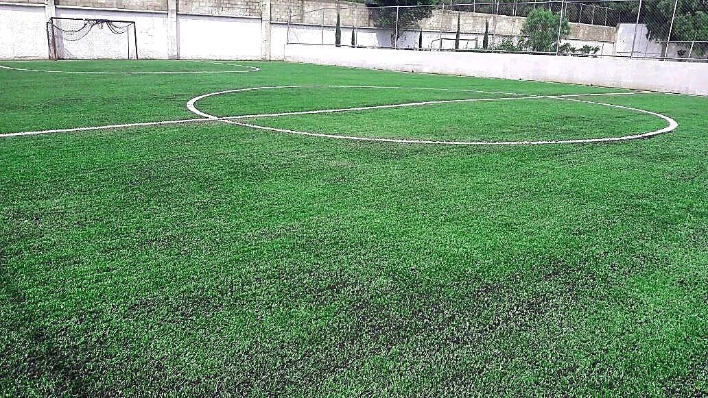 Cancha de fútbol 7 con pasto sintético en Escuela Preparatoria Oficial #18, Tlalnepantla, Estado de México: líneas de juego insertadas en el mismo pasto