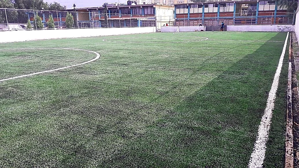 Detalle del pasto sintético de la cancha de fútbol 7 en Tlalnepantla, Estado de México