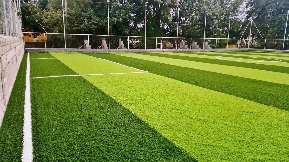 Cancha de fútbol 7 con pasto sintético en Futbol Club San Isidro, Coatepec Harinas, Estado de México: la cancha desde la línea lateral