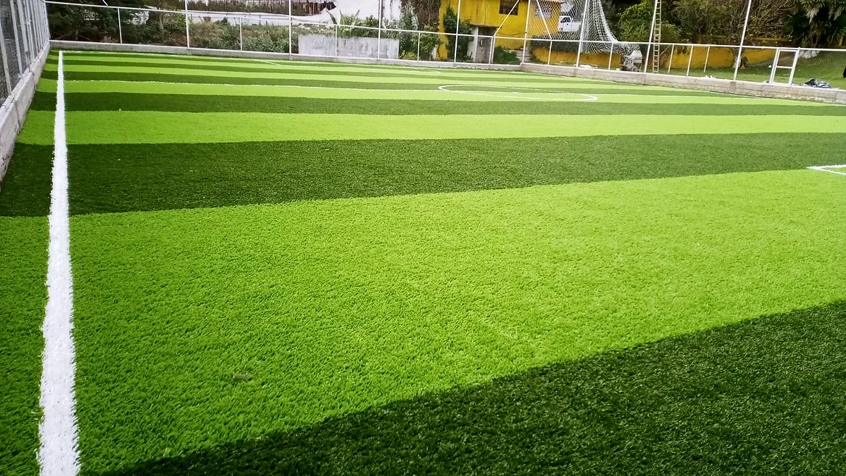 Cancha de fútbol 7 con pasto sintético en Futbol Club San Isidro, Coatepec Harinas, Estado de México: pasto sintético deportivo recién cepillado