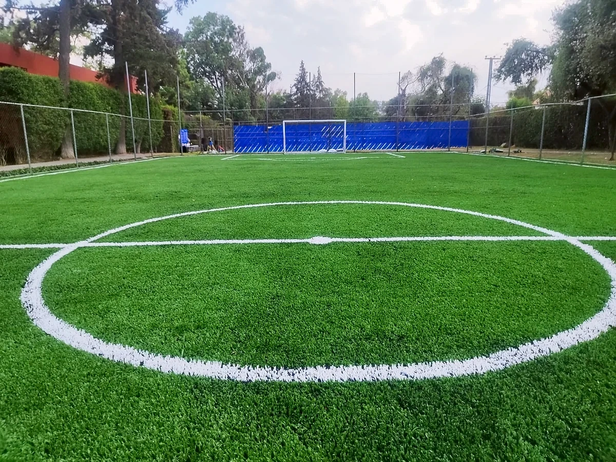 Cancha de fútbol 7 con pasto sintético en Hacienda San Miguel Country Club, Atizapán