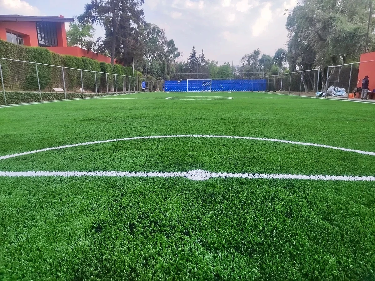 Detalle del pasto sintético de la cancha de fútbol 7 en Atizapán, Estado de México