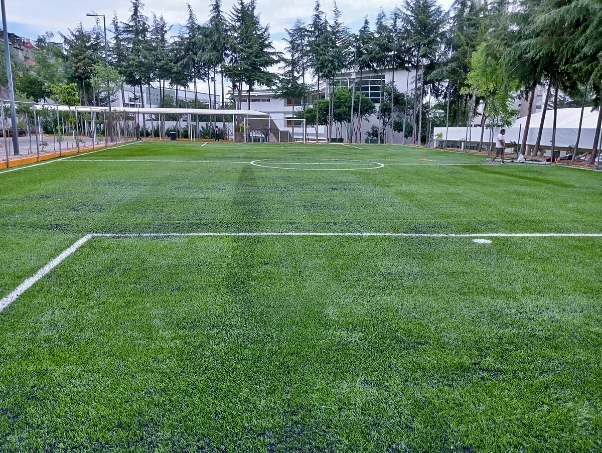 Cancha de fútbol 7 con pasto sintético en Huixquilucan, Estado de México: líneas de juego insertadas en el mismo pasto