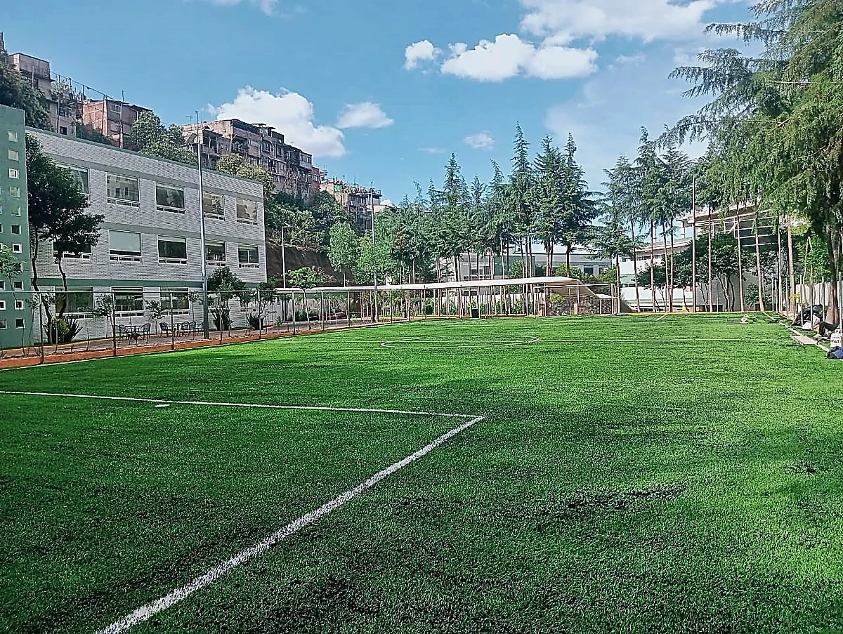 Cancha de fútbol 7 con pasto sintético en Huixquilucan, Estado de México: la cancha desde la línea lateral