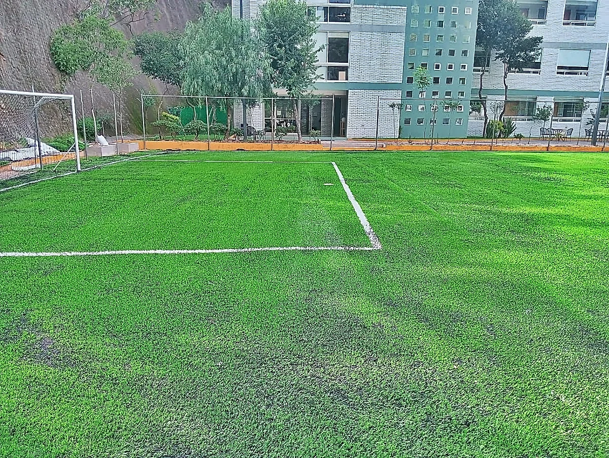 Cancha de fútbol 7 con pasto sintético en Huixquilucan, Estado de México: la cancha desdel fondo