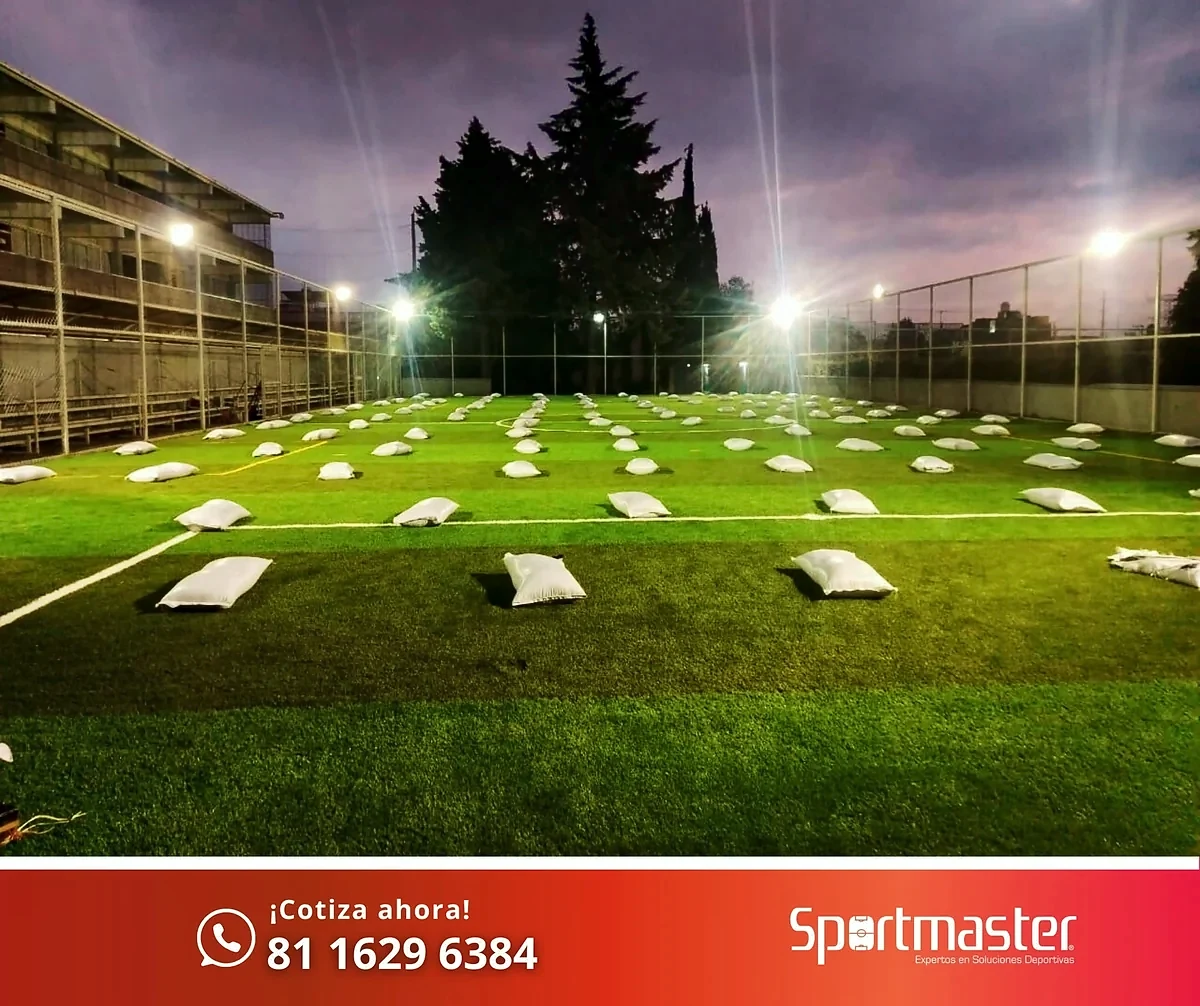 Detalle del pasto sintético de la cancha de fútbol 7 en Metepec, Estado de México