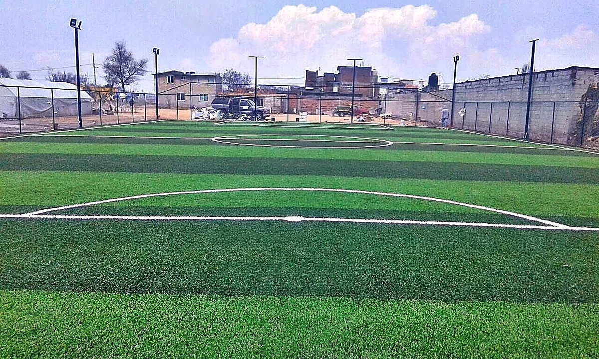 Cancha de fútbol 7 con pasto sintético en Metepec, Estado de México: la cancha desde la línea lateral