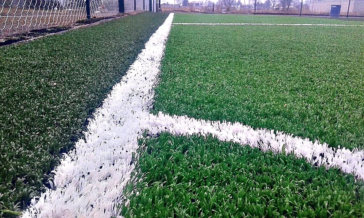 Detalle del pasto sintético de la cancha de fútbol 7 en Metepec, Estado de México