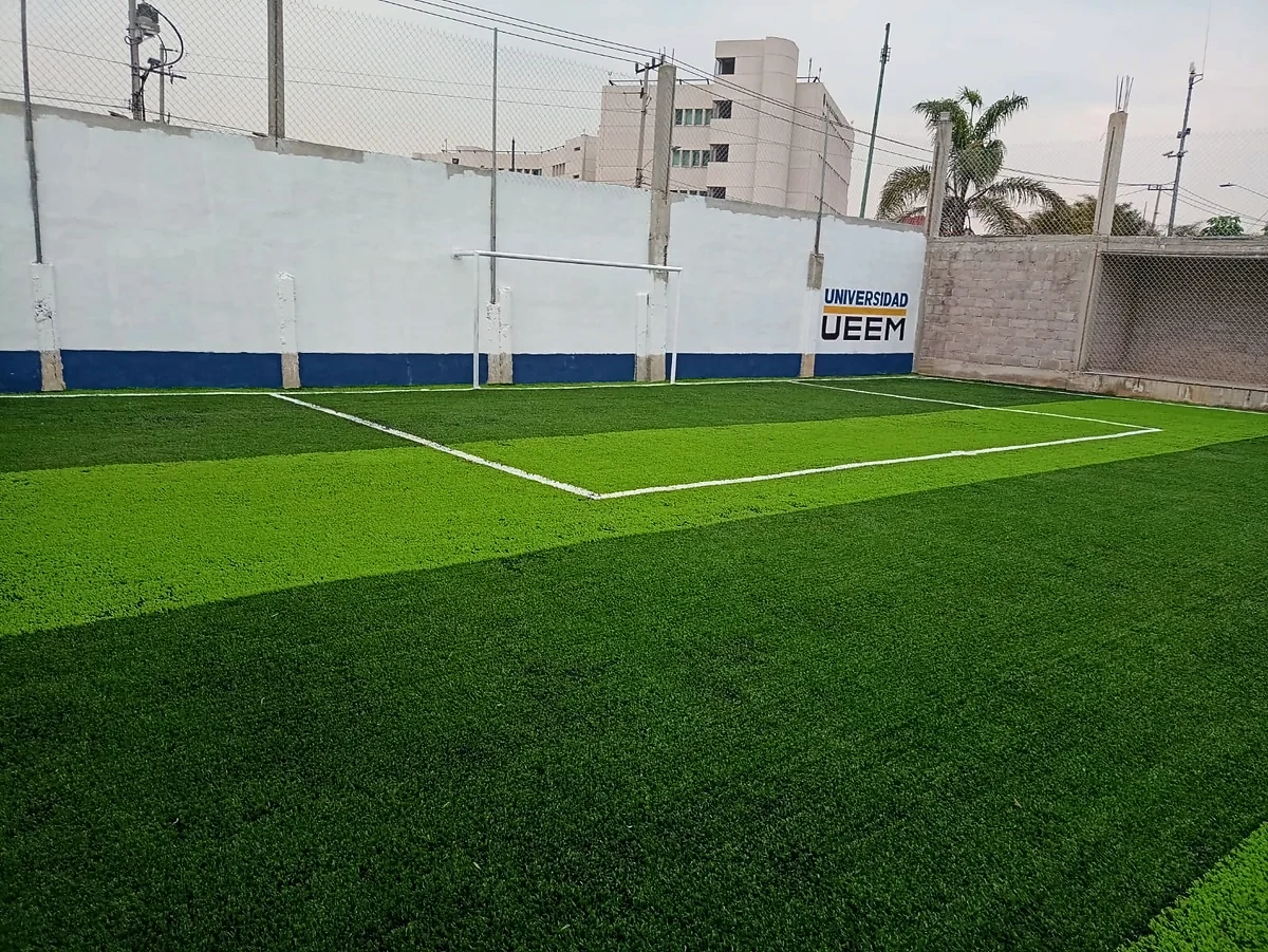 Cancha de fútbol 7 con pasto sintético en Nezahualcóyotl, Estado de México: la cancha desde la línea lateral