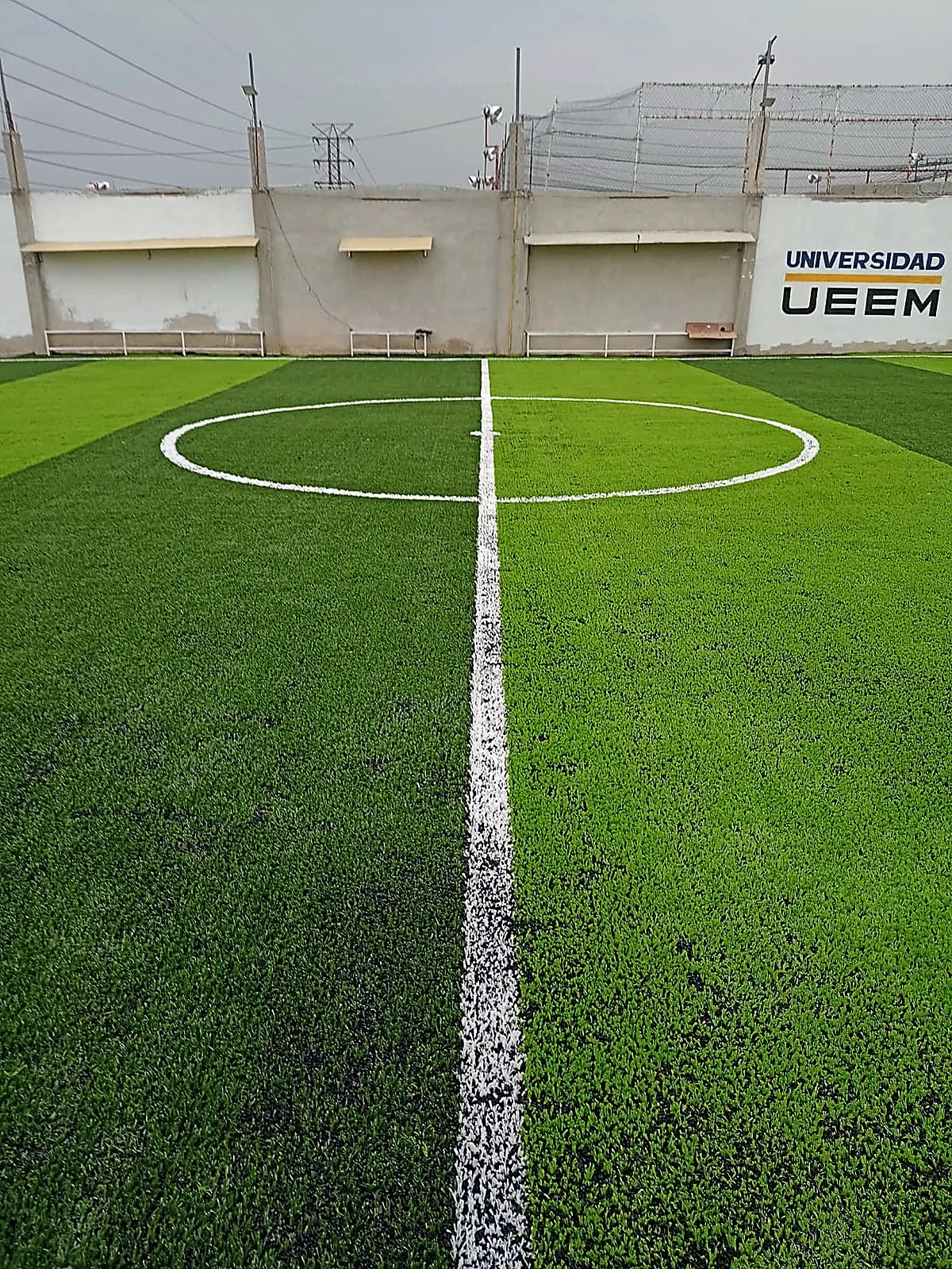 Cancha de fútbol 7 con pasto sintético en Nezahualcóyotl, Estado de México: pasto sintético deportivo recién cepillado