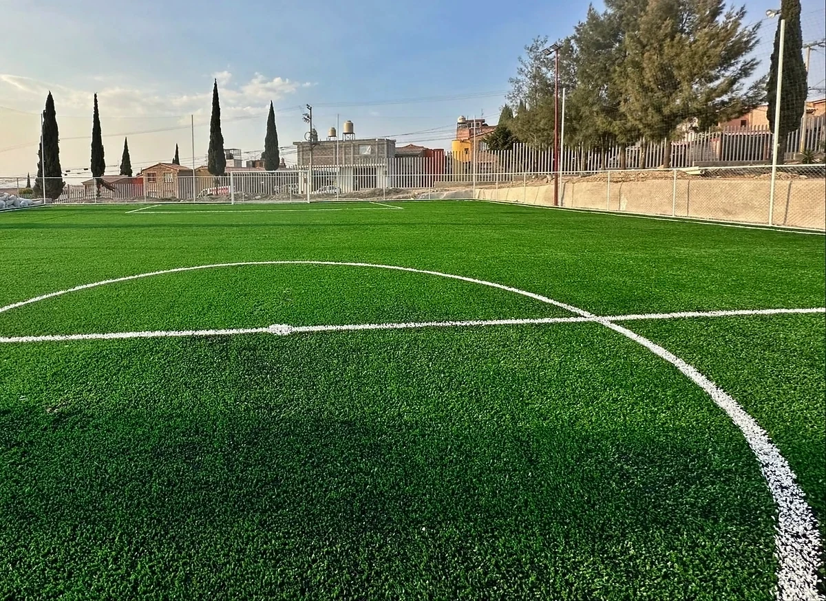 Cancha de fútbol 7 con pasto sintético en Parque Paseo de Coxtitlán, Chicoloapan, Estado de México: otra vista de la cancha de fútbol 7
