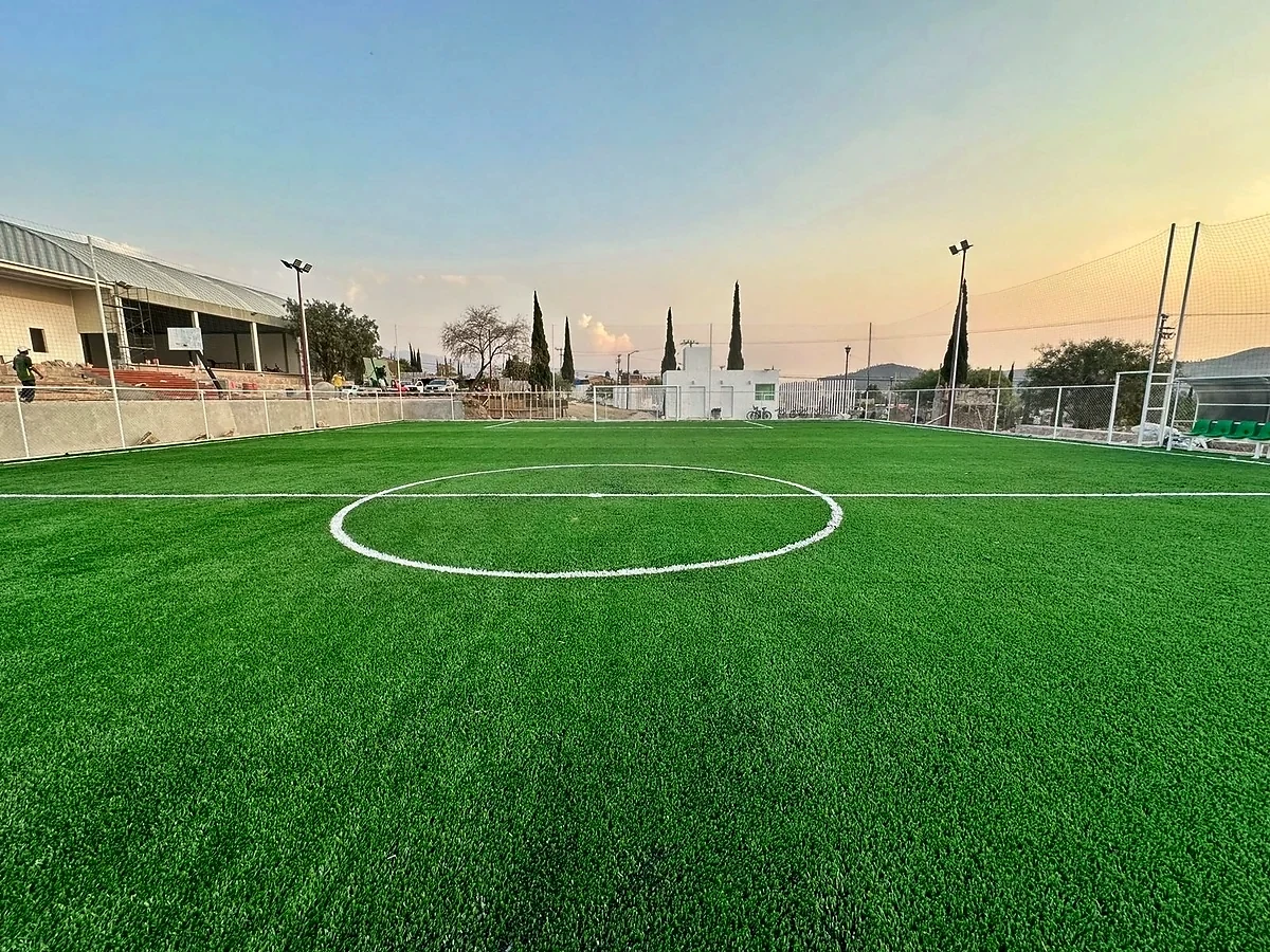 Cancha de fútbol 7 con pasto sintético en Parque Paseo de Coxtitlán, Chicoloapan, Estado de México: pasto sintético deportivo recién cepillado