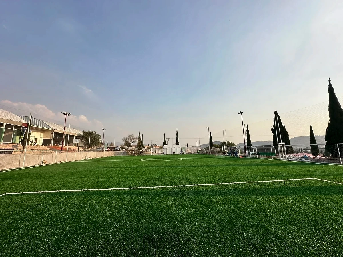 Cancha de fútbol 7 con pasto sintético en Parque Paseo de Coxtitlán, Chicoloapan, Estado de México: la cancha desdel fondo