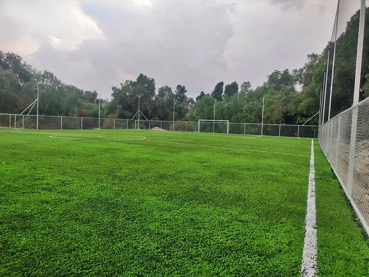 Cancha de fútbol 7 con pasto sintético en Soccer Garden, Ixtapaluca, Estado de México: líneas de juego insertadas en el mismo pasto