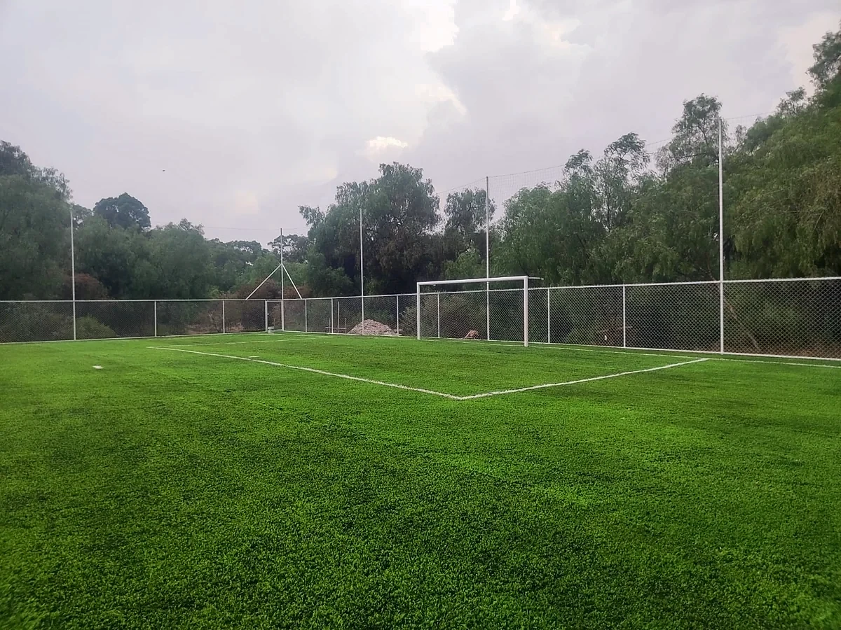 Cancha de fútbol 7 con pasto sintético en Soccer Garden, Ixtapaluca, Estado de México: la cancha desde la línea lateral