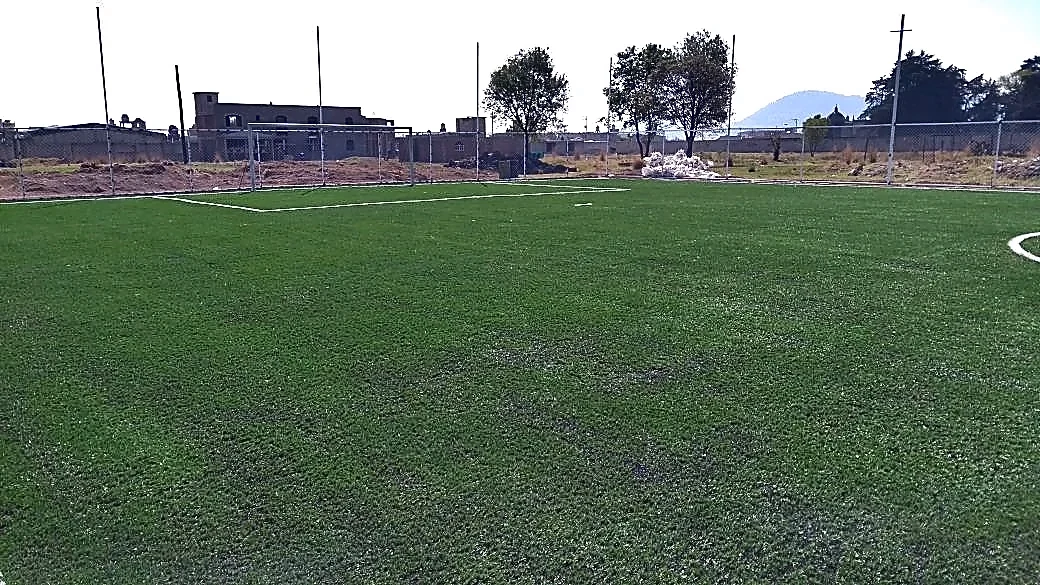 Cancha de fútbol 7 con pasto sintético en Toluca (Calixtlahuaca), Estado de México: la cancha desde la línea lateral