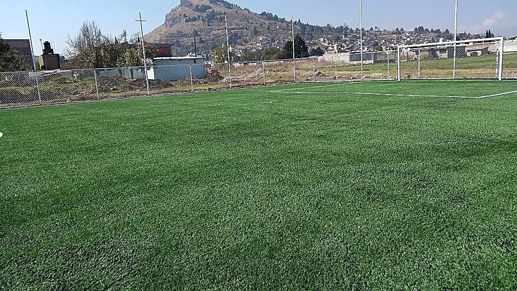 Detalle del pasto sintético de la cancha de fútbol 7 en Toluca (Calixtlahuaca), Estado de México