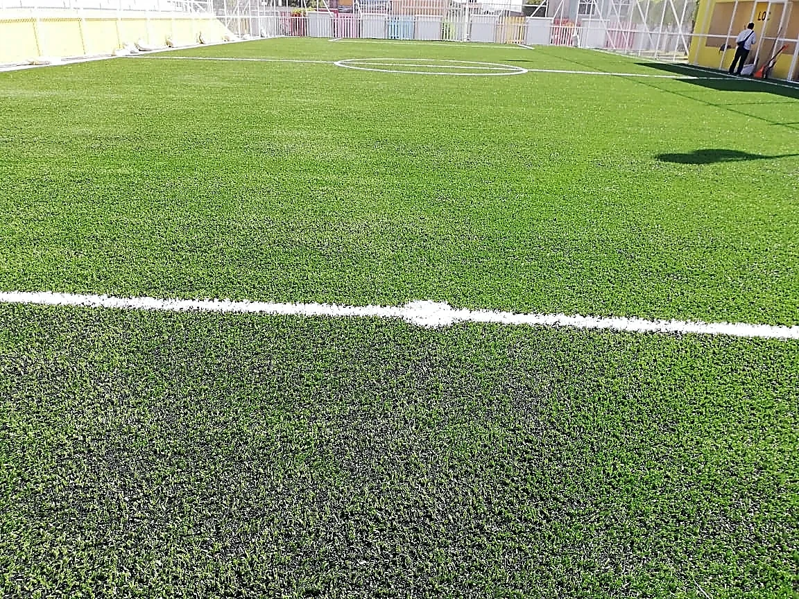 Cancha de fútbol 7 con pasto sintético en Tultepec, Estado de México: la cancha desde la línea lateral