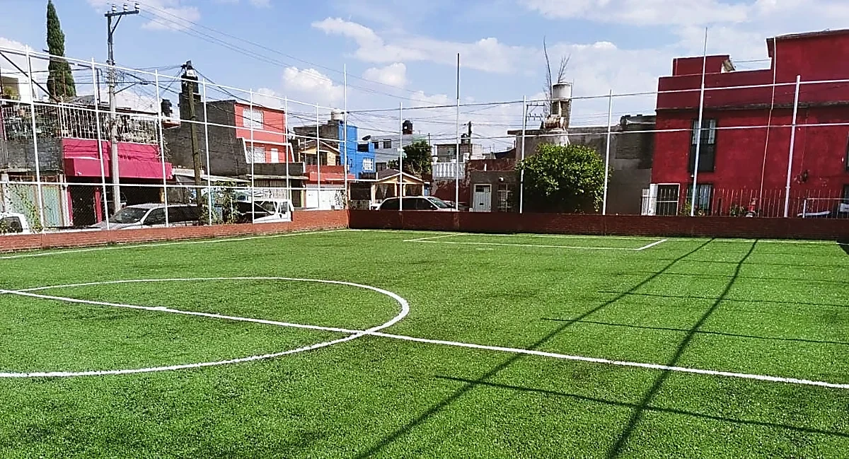 Detalle del pasto sintético de la cancha de fútbol 7 en Tultitlán, Estado de México