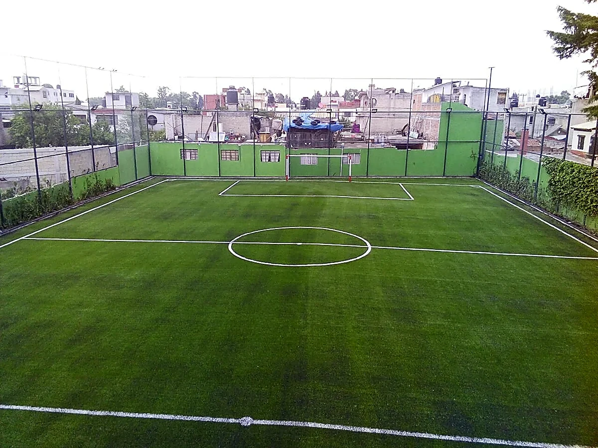 Detalle del pasto sintético de la cancha de fútbol 7 en Xonacatlán, Estado de México