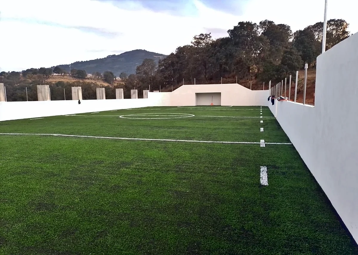 Cancha de fútbol rápido con pasto sintético en Alcamex, Agostadero