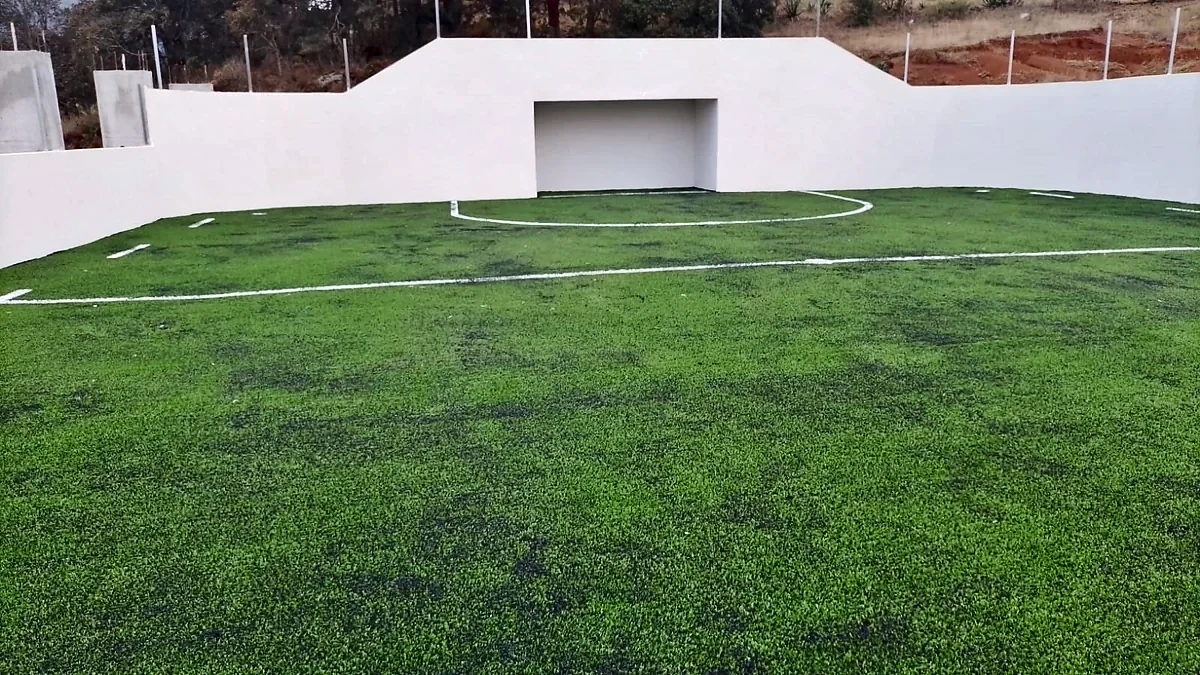 Cancha de fútbol rápido con pasto sintético en Alcamex, Agostadero, Estado de México: la cancha desde la línea lateral