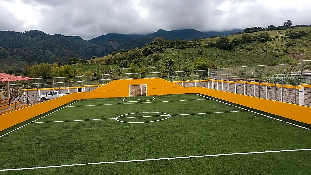 Cancha de fútbol rápido con pasto sintético en Campo Deportivo Llano de Arriba, Zacazonapan