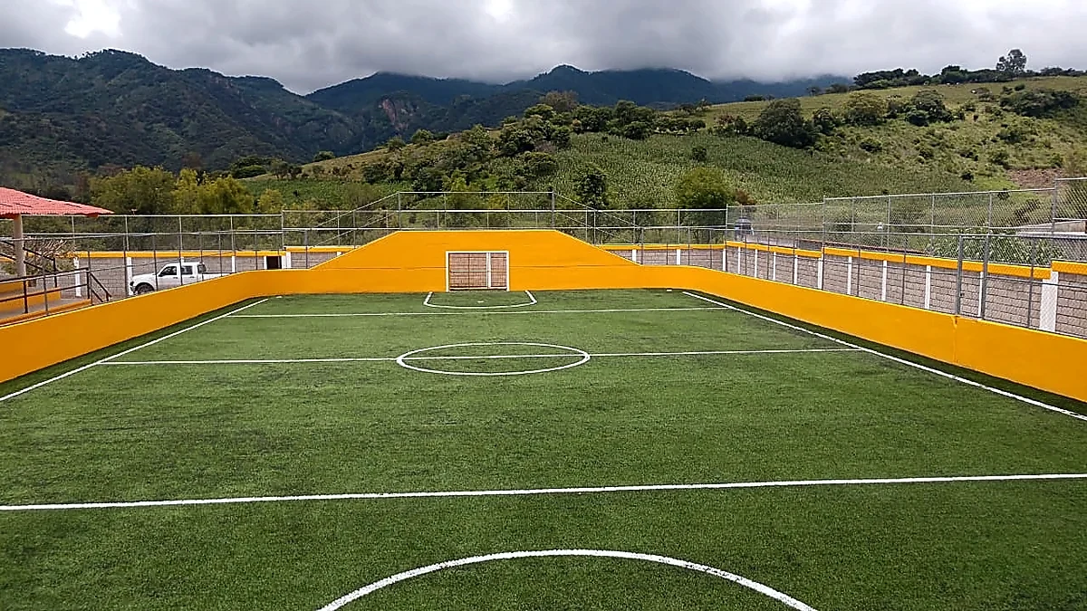 Cancha de fútbol rápido con pasto sintético en Campo Deportivo Llano de Arriba, Zacazonapan, Estado de México: la cancha desde la línea lateral