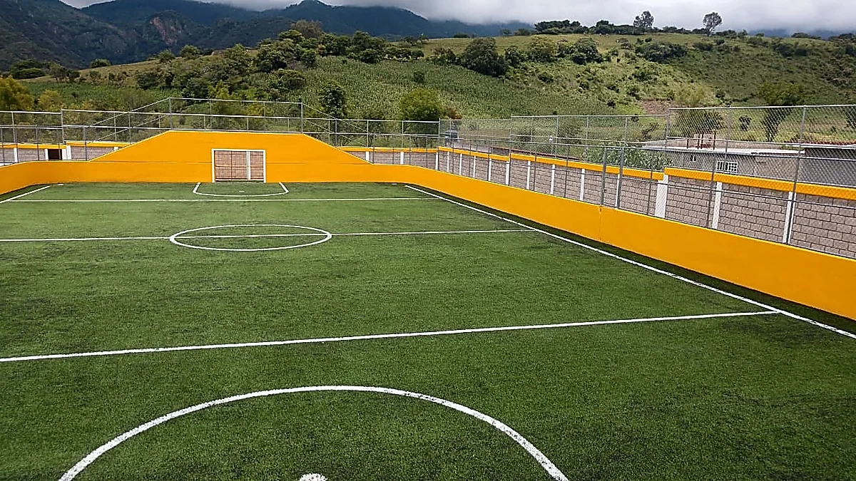 Cancha de fútbol rápido con pasto sintético en Campo Deportivo Llano de Arriba, Zacazonapan, Estado de México: otra vista de la cancha