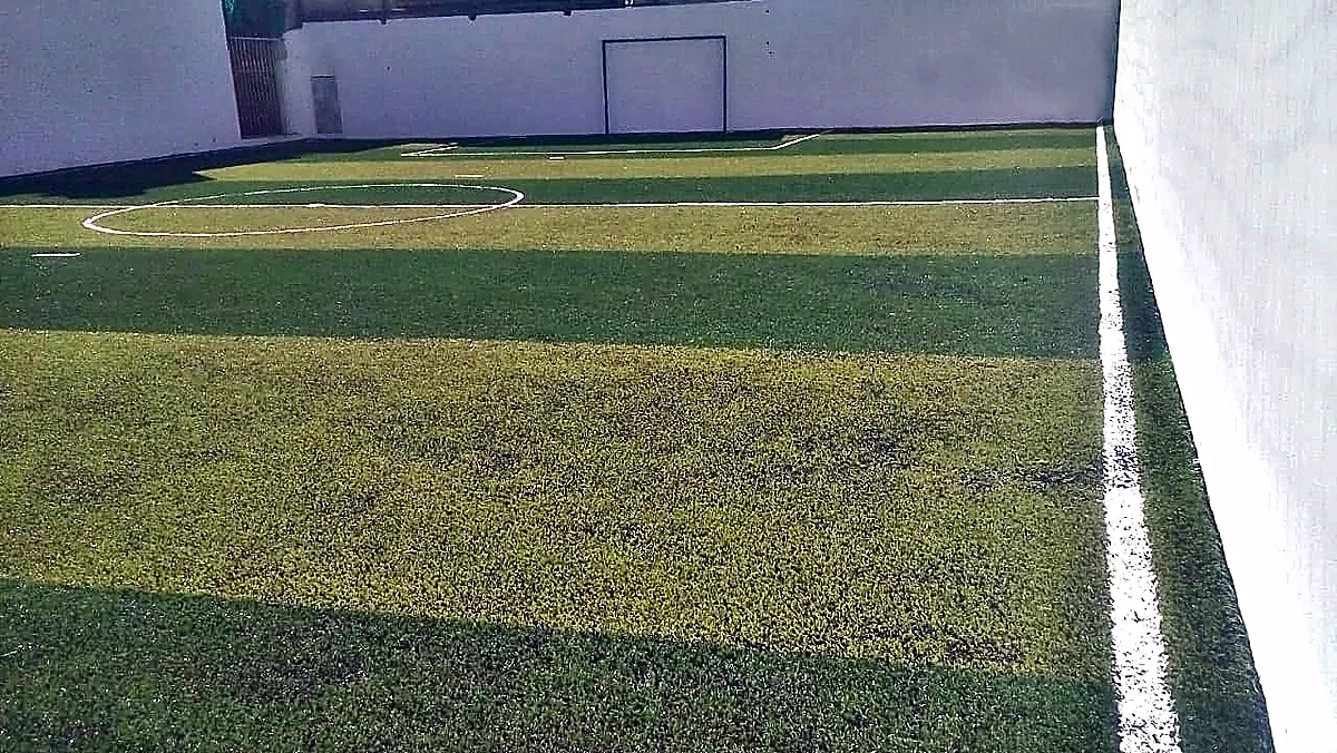Detalle del pasto sintético de la cancha de fútbol rápido en Toluca, Estado de México